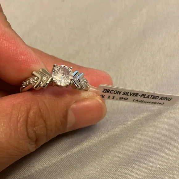 🌸 3/$15 Zircon silver plated ring - Picture 1 of 15